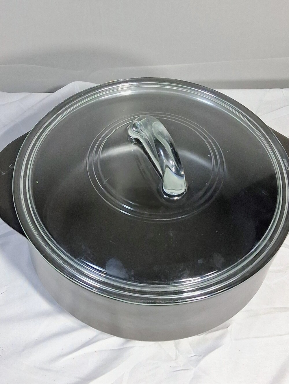 Pampered Chef 4qt. Rockcrock Black Dutch Oven with Matching Glass Lid 7.5 Lbs. - Picture 4 of 10
